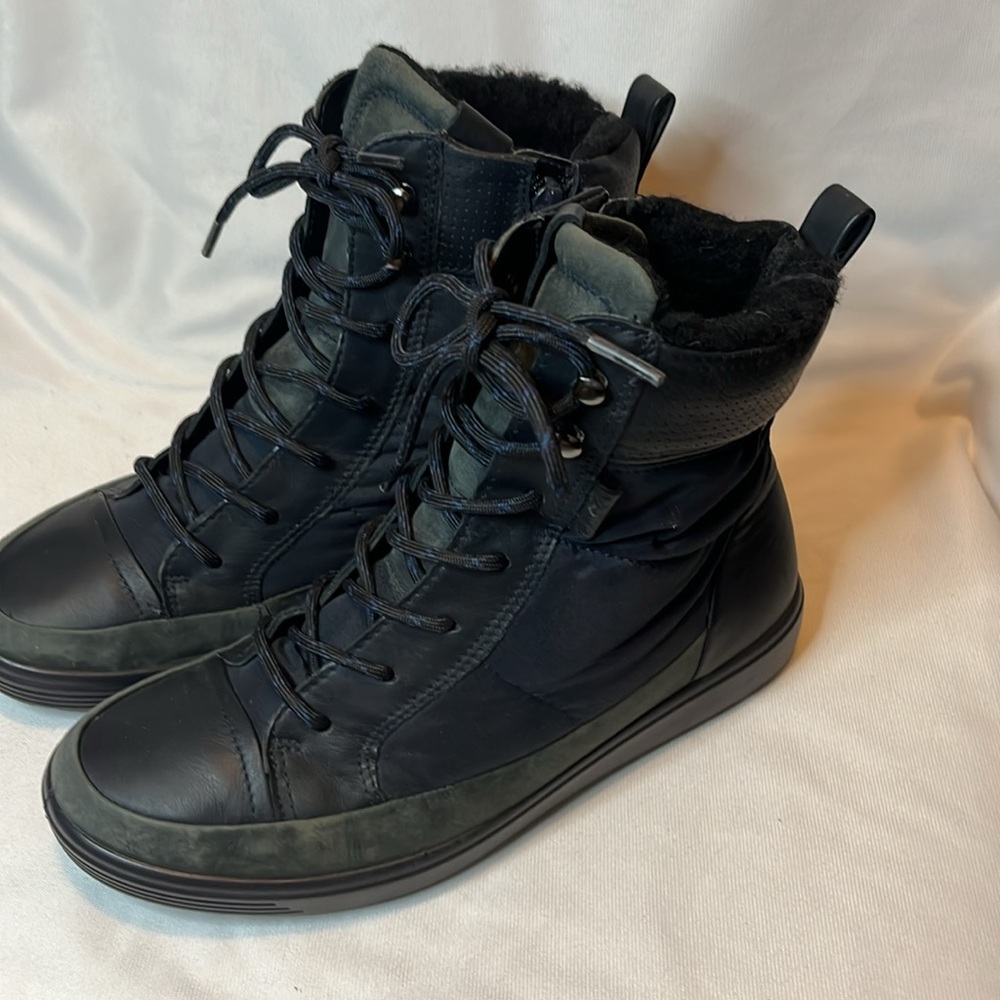 ECCO WOMENS SOFT US 7 TRED LACE BOOTS - BLACK